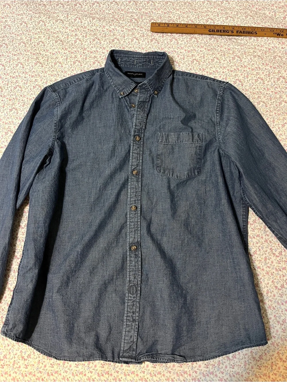 Banana Republic Men's Dark Indigo Chsmbray Button-Down Shirt. Large